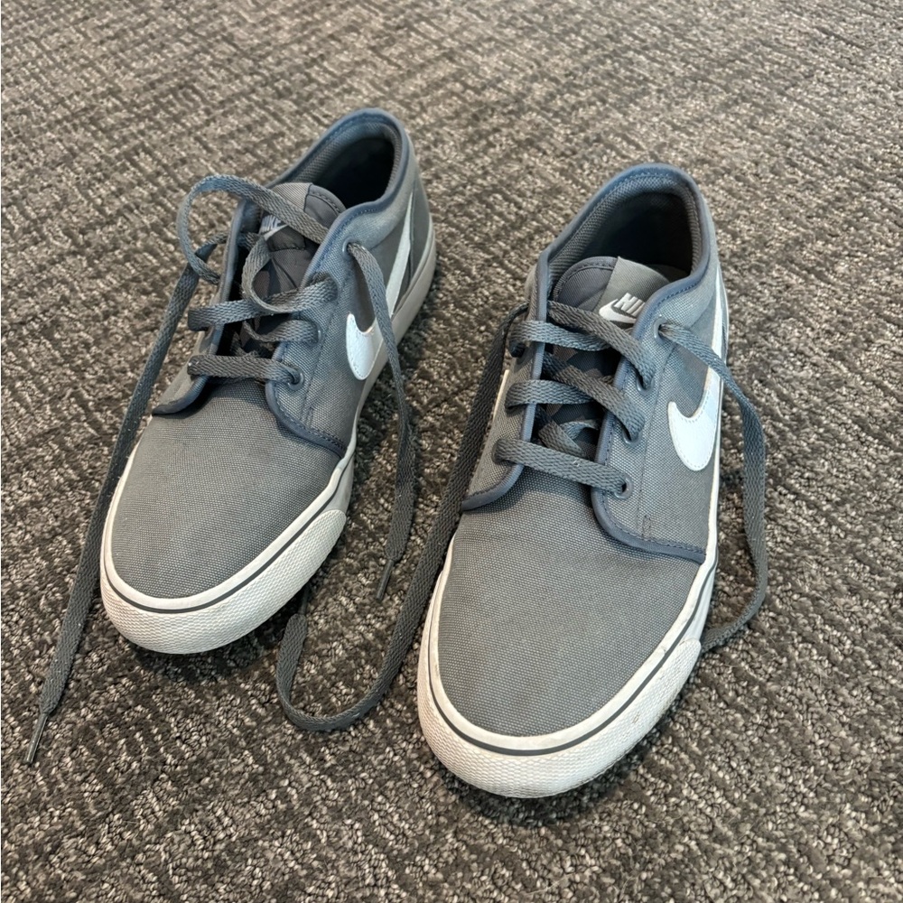 Nike Men's Dark Gray and White Skate Shoes